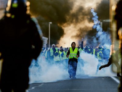Des manifestants dispersés à coups de gaz lacrymogène par les gendarmes à Caen, le 18 novembre 2018 - CHARLY TRIBALLEAU [AFP]