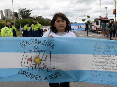 Des proches des membres de l'équipage du sous-marin argentin San Juan manifestent devant la base navale de Mar del Plata, dans la province de Buenos Aires, le 17 novembre 2018 - Alfonsina Tain [AFP]