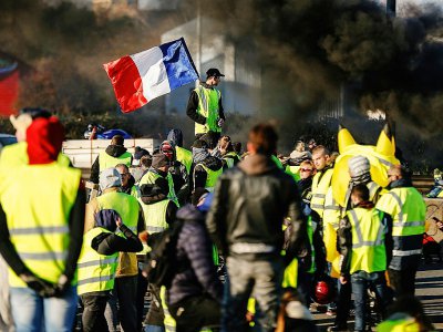 Des "gilets jaunes" bloquent une route à Caen le 18 novembre 2018 - CHARLY TRIBALLEAU [AFP]