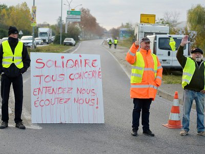 Des "gilets jaunes" bloquent une route à proximité du dépôt de carburant de Lespinasse, près de Toulouse, le 19 novembre 2018 - PASCAL PAVANI [AFP]