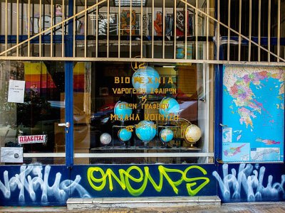 La vitrine de l'atelier de Michael Koimitzis, à Athènes le 5 novembre 2018 - ANGELOS TZORTZINIS [AFP]
