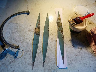 Les outils utilisées par Michael Koimitzis pour fabriquer un globe terrestre dans son atelier d'Athènes le 5 novembre 2018 - ANGELOS TZORTZINIS [AFP]