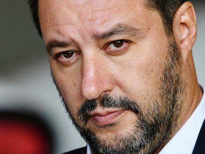Le ministre italien Matteo Salvini, le 14 novembre 2018, lors de la cérémonie de bienvenue d'un groupe de migrants, à l'aéroport militaire Mario De Bernardi, au sud de Rome en Italie - Alberto PIZZOLI [AFP/Archives]
