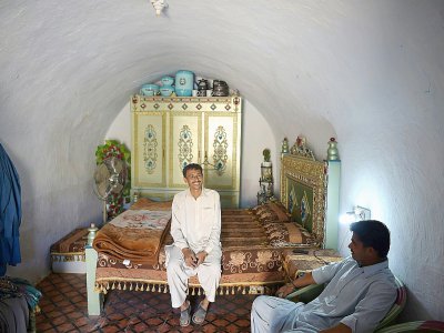Ameer Ullah Khan, un habitant du village de Hasan Abdal, dans une grotte aménagée, le 6 octobre 2018 au Pakistan - AAMIR QURESHI [AFP]