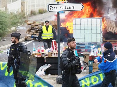 Des barricades érigées par des "gilets jaunes" à Port-La-Nouvelle, dans l'Aude, le 20 novembre 2018 - RAYMOND ROIG [AFP]