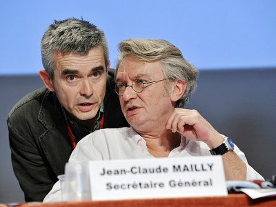 Yves Veyrier discute avec Jean-Claude Mailly, lors du 22e congrès de FO en février 2011 à Montpellier - SYLVAIN THOMAS [AFP/Archives]