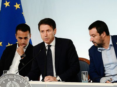 Le Premier ministre italien Giuseppe Conte au centre entouré de ses deux vice-Premiers ministres, Luigi Di Maio (à gauche) et Matteo Salvini (le 15 octobre 2018 à Rome) - Filippo MONTEFORTE [AFP/Archives]