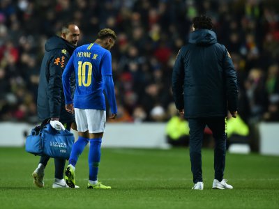 La star du Brésil Neymar Jr quitte la pelouse sur blessure, lors du matchamical contre le Cameroun à Londres, le 20 novembre 2018 - Glyn KIRK [AFP]