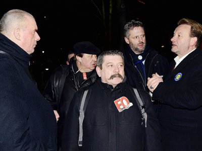 Patrice Clos (au centre avec une moustache), à Paris le 22 janvier 2015 - LIONEL BONAVENTURE [AFP/Archives]