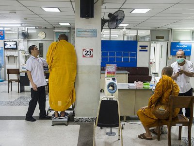Des moines se font examiner, le 12 novembre 2018 dans un hôpital pour les moines à Bangkok, en Thaïlande - Romeo GACAD [AFP/Archives]