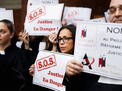 Des avocats manifestent devant le tribunal de Bobigny, pour protester contre la réforme de la justice, le 15 novembre 2018 - Geoffroy VAN DER HASSELT [AFP/Archives]