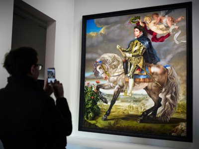 Un visiteur observe une oeuvre faisant partie de l'exposition "On The Wall" au Grand Palais, le 21 novembre 2018 - Philippe LOPEZ [AFP]