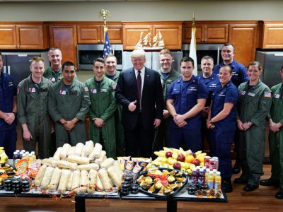 Le président américain Donald Trump rend visite à des membres des gardes-côte le jour de Thanksgiving, le 22 novembre 2018 à Riviera Beach en Floride, - MANDEL NGAN [AFP]