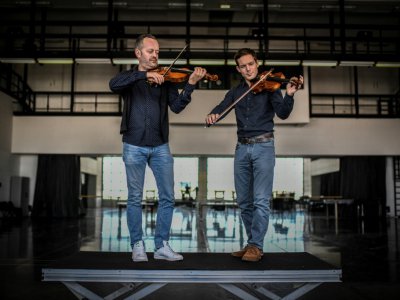 Le violoniste Thibault Vieux et son élève Marin Lamacque le 6 novembre 2018 à l'Opéra Bastille à Paris - STEPHANE DE SAKUTIN [AFP]