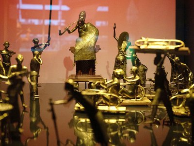 Des statues du royaume du Dahomey mettant en scène la cérémonie Ato, le 18 mai 2018 au musée du Quai Branly - GERARD JULIEN [AFP/Archives]