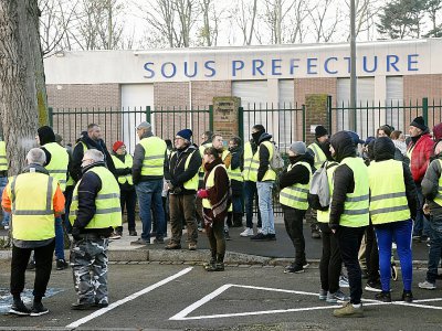 Des "gilets jaunes" devant la sous-préfecture de Calais, le 23 novembre 2018 - FRANCOIS LO PRESTI [AFP]