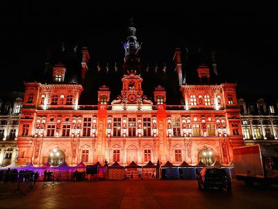 L'hôtel de ville de Paris illuminé en orange pour s'associer à la lutte contre les violences faites aux femmes, le 23 novembre 2018 - FRANCOIS GUILLOT [AFP]