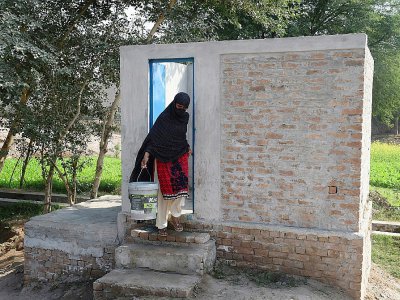Photo du 15 novembre 2018 montrant une femme pakistanaise sortant des toilettes à Basti Ameerwala (centre) - ARIF ALI [AFP]