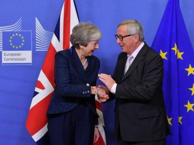 La Première ministre britannique Theresa May (à gauche) et le président de la Commission européenne Jean-Claude Juncker à Bruxelles le 24 novembre 2018 - EMMANUEL DUNAND [AFP]