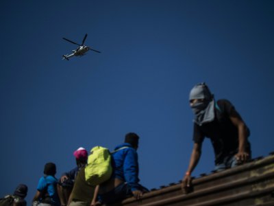 Des migrants d'Amérique centrale tentent de traverser la frontière américaine à Tijuana le dimanche 25 novembre 2018 - Pedro PARDO [AFP]
