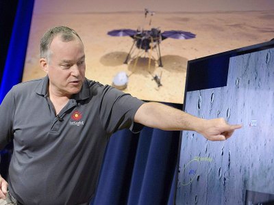 Tom Hoffman, chef du projet InSight pour la Nasa, montre le site d'atterrissage de la sonde InSight sur la planète Mars, le 25 novembre 2018 à Pasadena, en Californie - Bill INGALLS [(NASA/Bill Ingalls)/AFP]