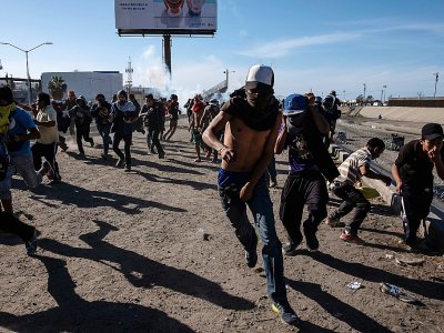 Des migrants centraméricains s'enfuient après des tirs de gaz lacrymogène par les forces de l'ordre américaines, près de la frontière entre le Mexique et les Etats-Unis à Tijuana, le 25 novembre 2018 - GUILLERMO ARIAS [AFP]