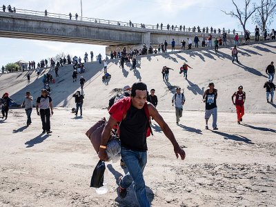 Des migrants centraémricains tentent de franchir la frontière entre le Mexique et les Etats-Unis, à Tijuana le 25 novembre 2018 - GUILLERMO ARIAS [AFP]