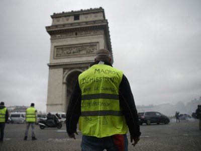 Les gilets jaunes mettent la pression sur le président (ici le 24 novembre 2018 à près de l'Arc de Triomphe à Paris) - Lucas BARIOULET [AFP]