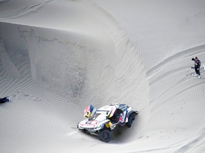 Le pilote Sébastien Loeb (d), avec sa Peugeot ensablée, abandonne le Dakar-2018 lors de la 5e étape, le 10 janvier 2018 à Arequipa au Pérou - Franck FIFE [AFP/Archives]