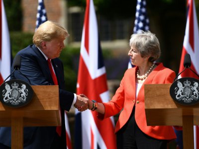 La Première ministre  britannique Theresa May (D) et le président américain Donald Trump (G) le 13 juillet 2018 à Chequers au Royaume-uni, lors d'une visite officielle - Brendan Smialowski [AFP/Archives]