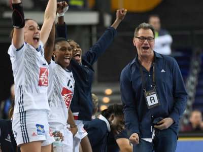 L'entraîneur de l'équipe de France féminine de handball Olivier Krumbholz (d) à la fin du match  face au Monténégro lors du Mondial-2017, le 12 décembre 2017 à Leipzig - Hendrik Schmidt [dpa/AFP/Archives]