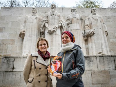 Les professeures de théologie Elisabeth Parmentier (à gauche) et Lauriane Savoy posent avec la "Bible des femmes", le 20 novembre 2018 à Genève - Fabrice COFFRINI [AFP]