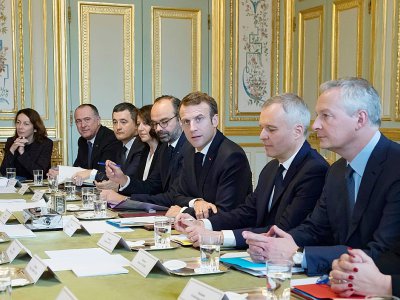 Le président Emmanuel Macron (c), le Premier ministre Edouard Philippe (5e g), le ministre de l'Ecologie François de Rugy (2e d) et le ministre des Finances Bruno Le Maire (d), lors d'une réunion sur la "Programmation pluriannuelle de l'énergie, le 2 - IAN LANGSDON [POOL/AFP]