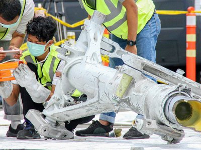 Des enquêteurs examinent une partie du train d'atterrissage du Boeing de Lion Air qui s'est abîmé au large de l'Indonésie en octobre, le 5 novembre 2018 à Jakarta, en Indonésie - AZWAR IPANK [AFP/Archives]