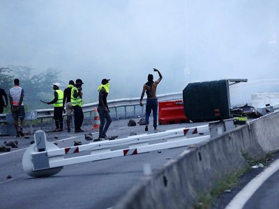 Des "gilets jaunes" bloquent une route, le 27 novembre 2018 à La Réunion - Richard BOUHET [AFP]