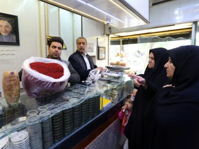 Des femmes achètent du safran dans une boutique, le 11 novembre 2018 dans la province de Khorasan, en Iran - ATTA KENARE [AFP]