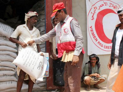 Des déplacés fuyant la guerre reçoivent une aide alimentaire de la Croix rouge dans a province de Hajjah, au Yémen, le 1er septembre 2018 - ESSA AHMED [AFP/Archives]