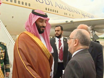 Le prince héritier d'Arabie Saoudite Mohammed ben Salmane est accueilli par le ministre des Affaires Etrangères argentin Jorge Marcela Faurie, à Buenos Aires, le 28 novembre 2018 (capture d'écran d'une vidéo publiée par les autorités saoudiennes) - - [SAUDI BROADCAST AUTHORITY/AFP]