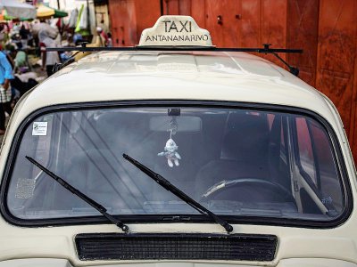 Un taxi 4L à Antananarivo, le 2 novembre 2018 à Madagascar - MARCO LONGARI [AFP]