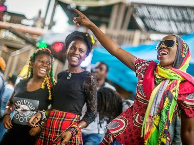 Des fans rastafaristes dansent pendant le festival mondial Bob Marley, le 3 février 2018 à Durban, en Afrique du Sud - RAJESH JANTILAL [AFP]