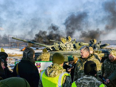 Photo diffusée le 28 novembre 2018 par le service de presse de la présidence ukrainienne montrant le président Petro Porochenko s'entretenant avec des tankistes lors d'exercices dans le nord du pays. - MYKOLA LAZARENKO [UKRAINIAN PRESIDENTIAL PRESS SERVICE/AFP]