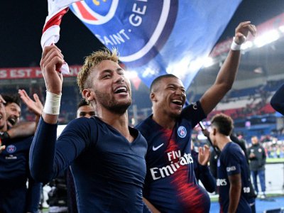 Les attaquants brésilien et français du Paris-SG, Neymar (g) et Kylian Mbappe, fêtent la victoire de leur équipe face à Liverpool, lors de la phase de groupes de la Ligue des champions au Parc des Princes, le 28 novembre 2018 - FRANCK FIFE [AFP]