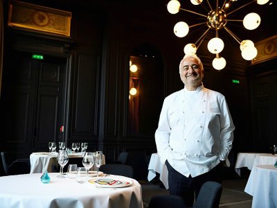 Le chef Guy Savoy dans son établissement "Restaurant Guy Savoy" à la Monnaie de Paris, le 21 septembre 2017 - Eric FEFERBERG [AFP/Archives]