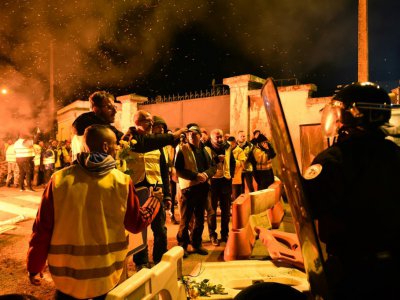 Des "gilets jaunes" font face aux forces de police devant un dépôt de carburant, le 29 novembre 2018 au Mans - JEAN-FRANCOIS MONIER [AFP]