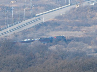 Un train transporte des experts sud-coréens pour étudier la possible reconnexion des réseaux ferrés des deux pays, le 30 novembre 2018 dans la zone démilitarisée séparant les deux Corées - Chung Sung-Jun [POOL/AFP]