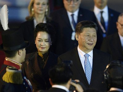 Le président chinois Xi Jinping (d) et son épouse Peng Liyuan à leur arrivée à l'aéroport de Buenos Aires, le 29 novembre 2018 en Argentine - JUAN MABROMATA [AFP]