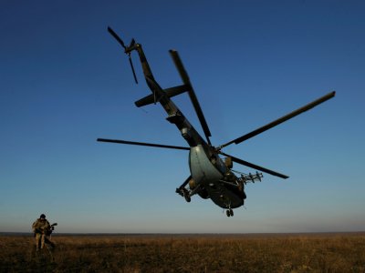 Un hélicoptère ukrainien en vol durant des exercices militaires non loin de Marioupol dans l'est du pays, le 29 novembre 2018 - Sega VOLSKII [AFP]