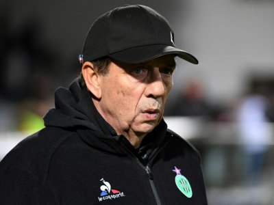 L'entraîneur de Saint-Etienne Jean-Louis Gasset suit le match contre Nîmes aux Costières, le 27 novembre 2018 - PASCAL GUYOT [AFP/Archives]