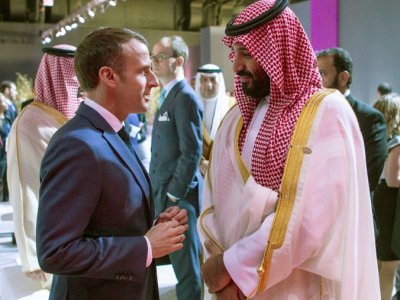 Le président français Emmanuel Macron et le prince héritier saoudien Mohammed ben Salmane, au sommet du G20 à Buenos Aires, le 30 novembre 2018. - Bandar AL-JALOUD [Saudi Royal Palace/AFP]