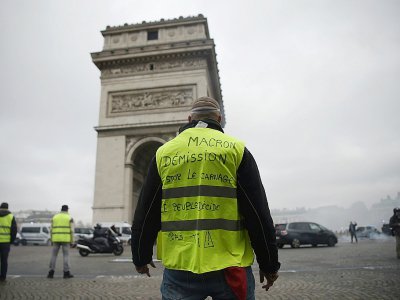 Un "gilet jaune" devant l'Arc de Triomphe à Paris, le 24 novembre 2018 - Lucas BARIOULET [AFP/Archives]